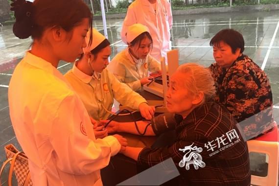 巴南區(qū)衛(wèi)生技校 白衣天使 進社區(qū)義診 專業(yè)服務(wù)引市民點贊